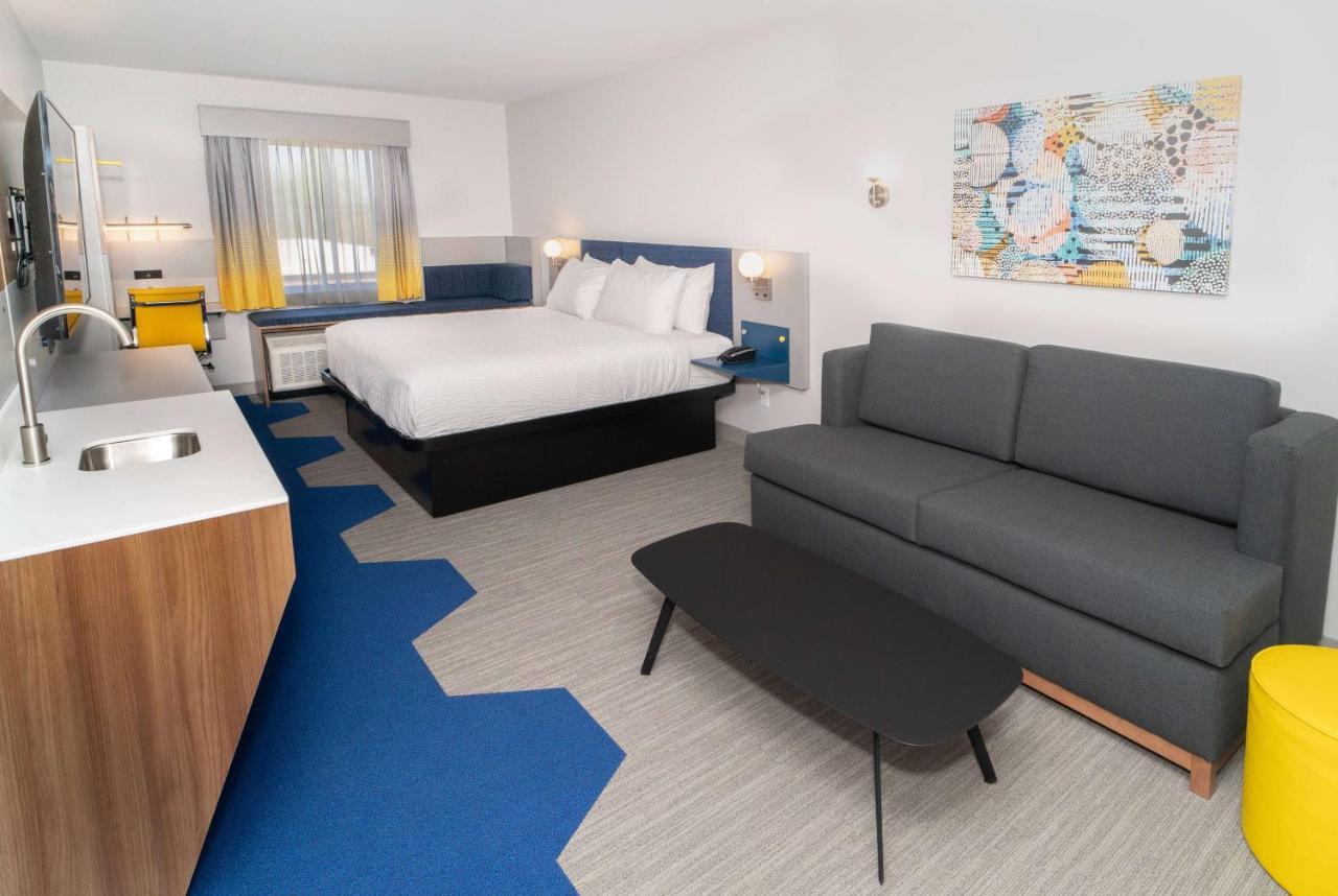 Microtel Inn & Suites By Wyndham Macedon Exterior foto