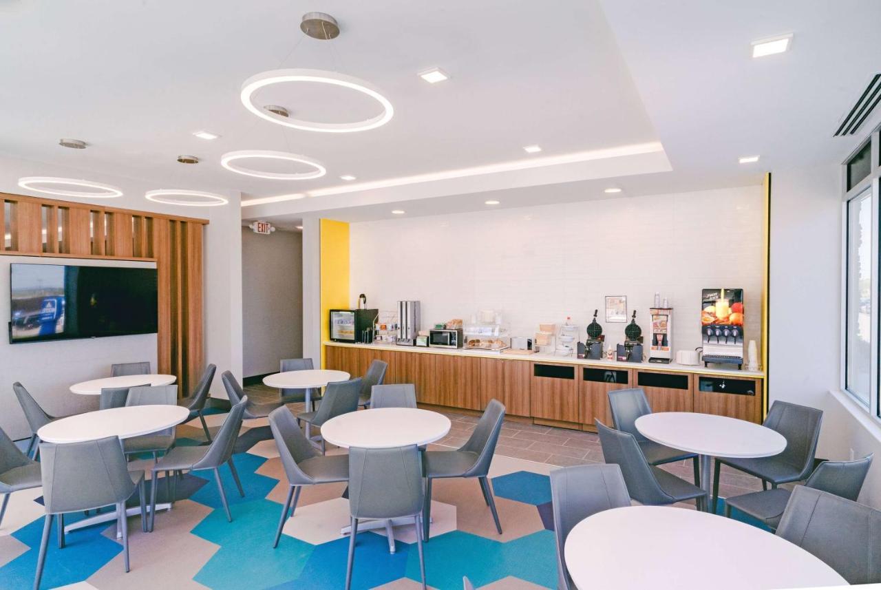 Microtel Inn & Suites By Wyndham Macedon Exterior foto