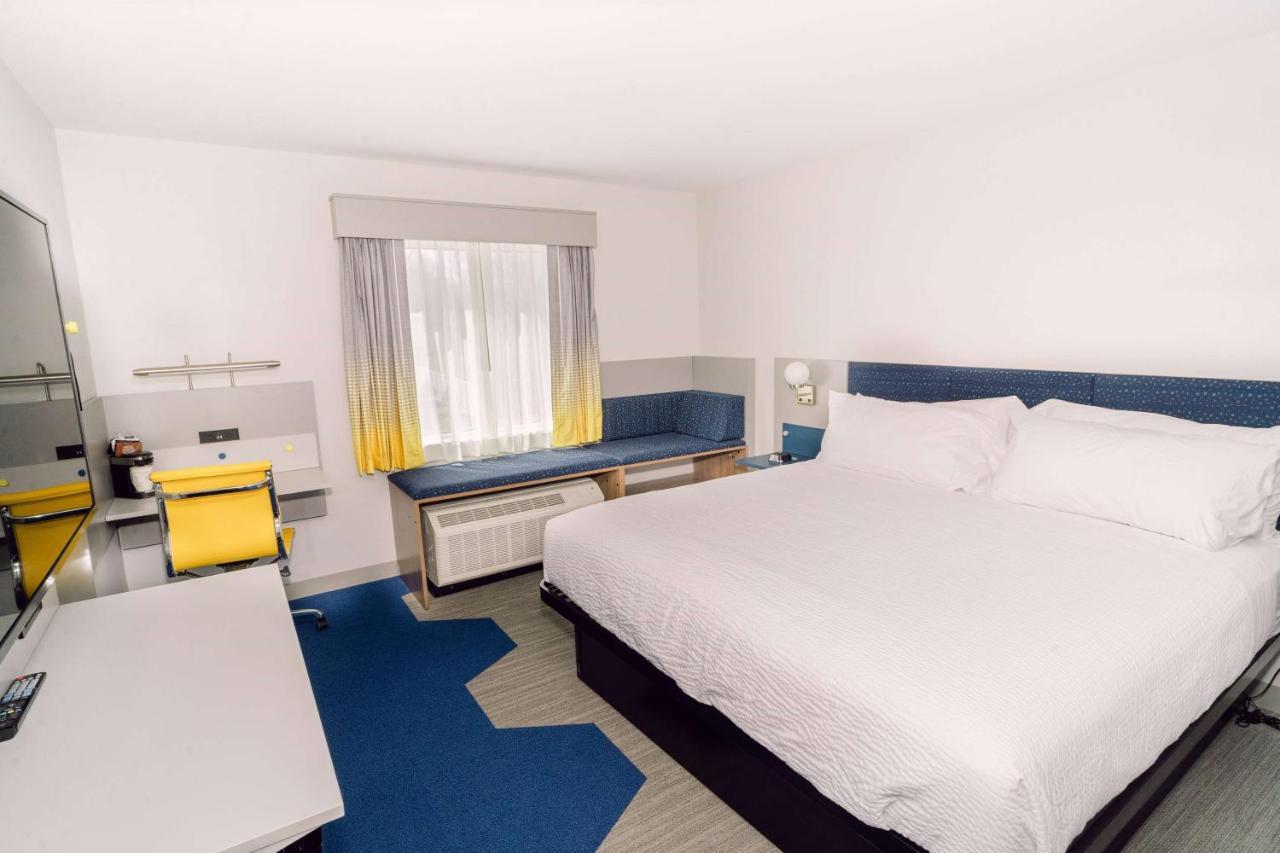 Microtel Inn & Suites By Wyndham Macedon Exterior foto