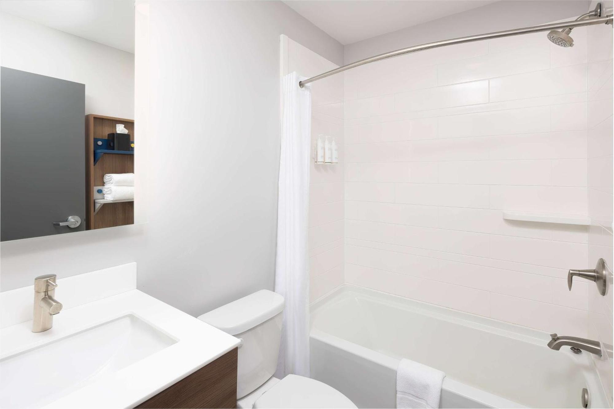 Microtel Inn & Suites By Wyndham Macedon Exterior foto
