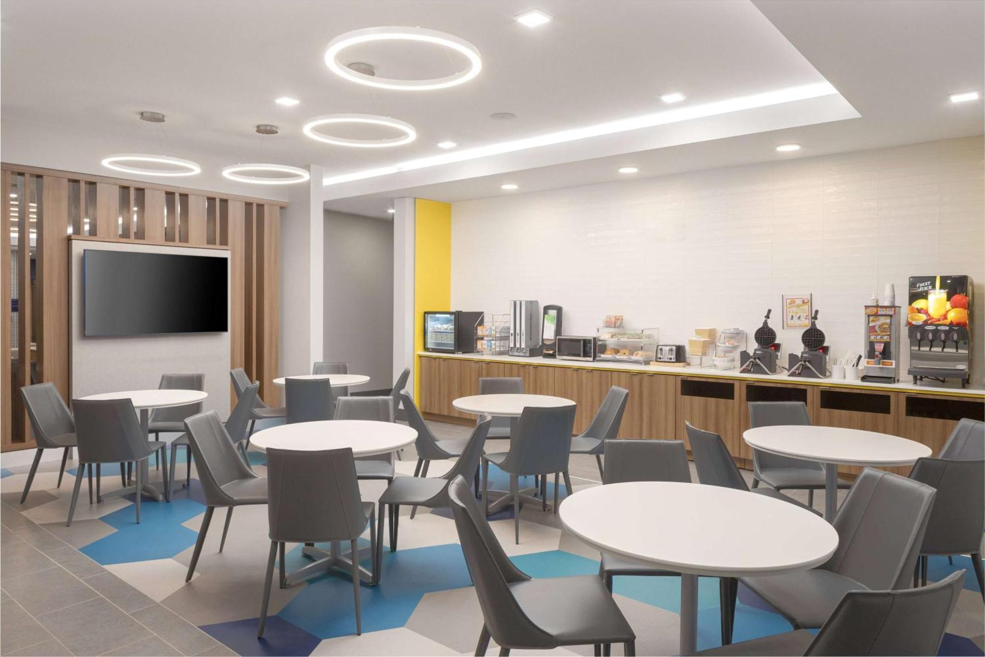 Microtel Inn & Suites By Wyndham Macedon Exterior foto