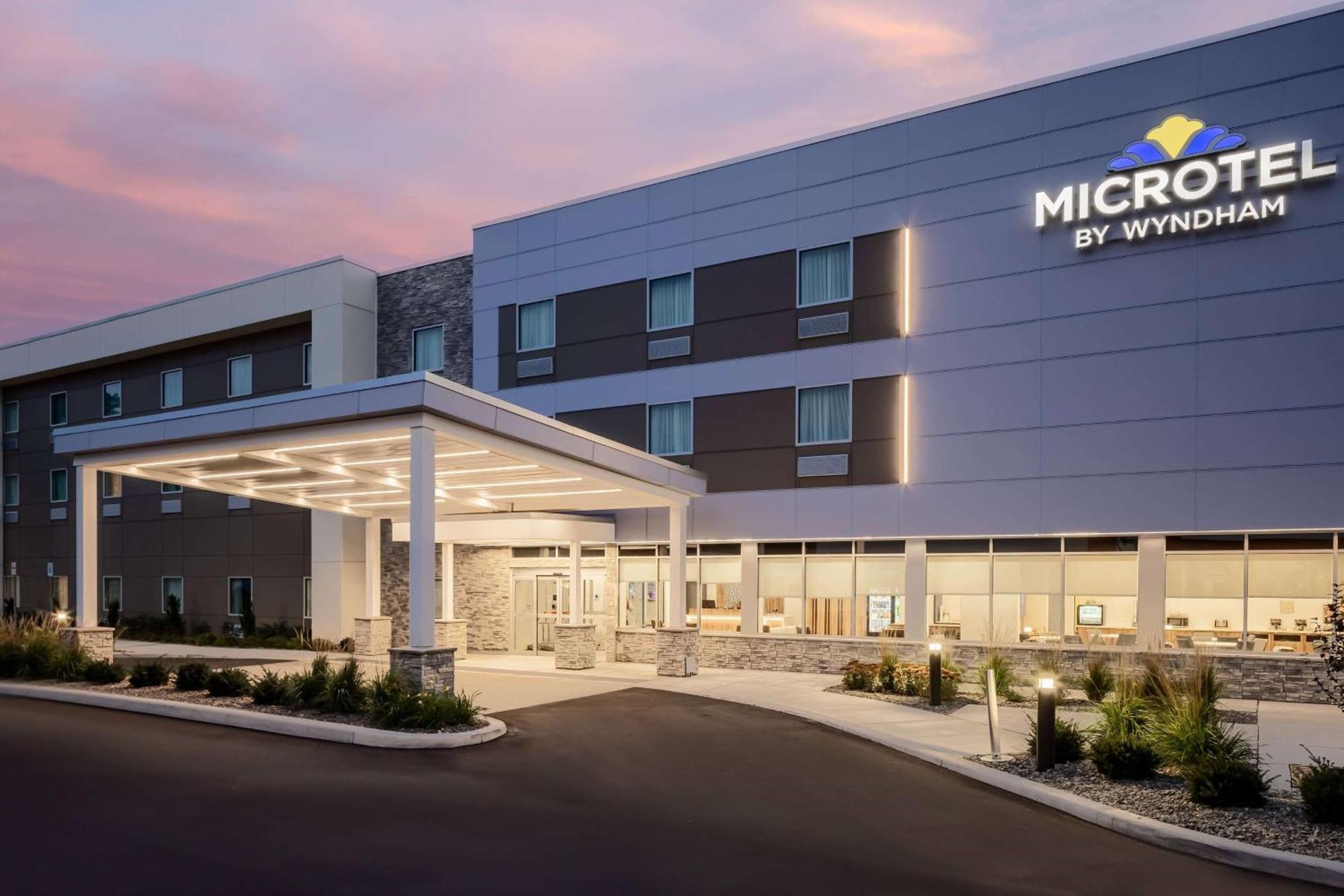 Microtel Inn & Suites By Wyndham Macedon Exterior foto