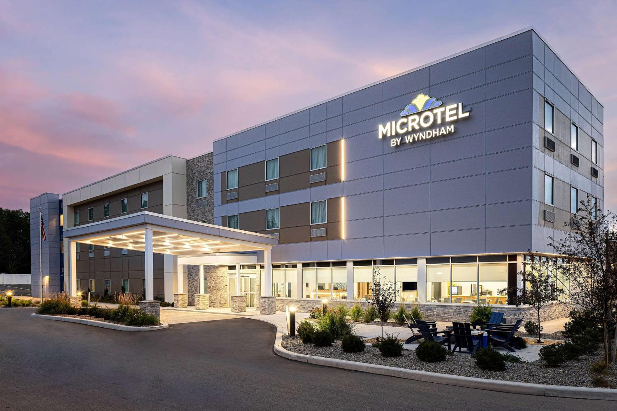 Microtel Inn & Suites By Wyndham Macedon Exterior foto